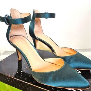Beautiful satin like green pumps